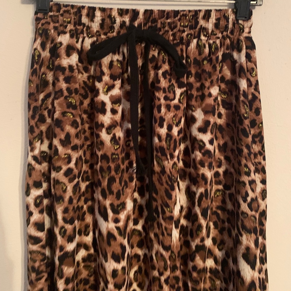 Elastic waist leopard print skirt